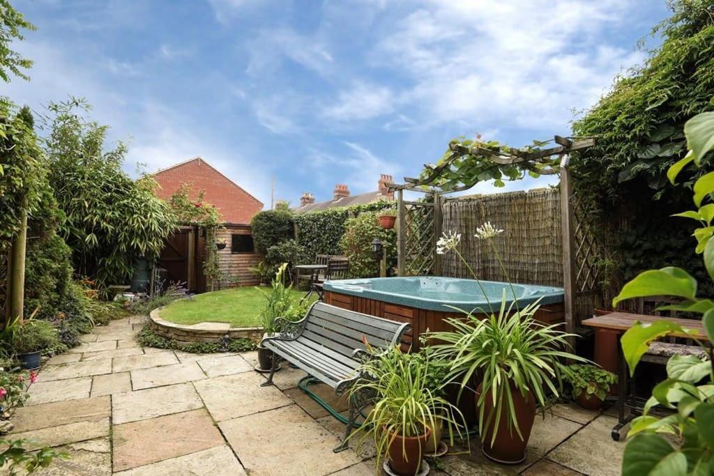Large Character Home, Hot Tub, Beach 5 Min Walk Gorleston-on-Sea Esterno foto